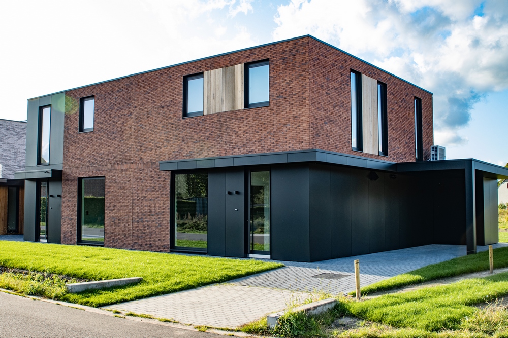 Moderne modulaire houtskeletbouw met rode steen.